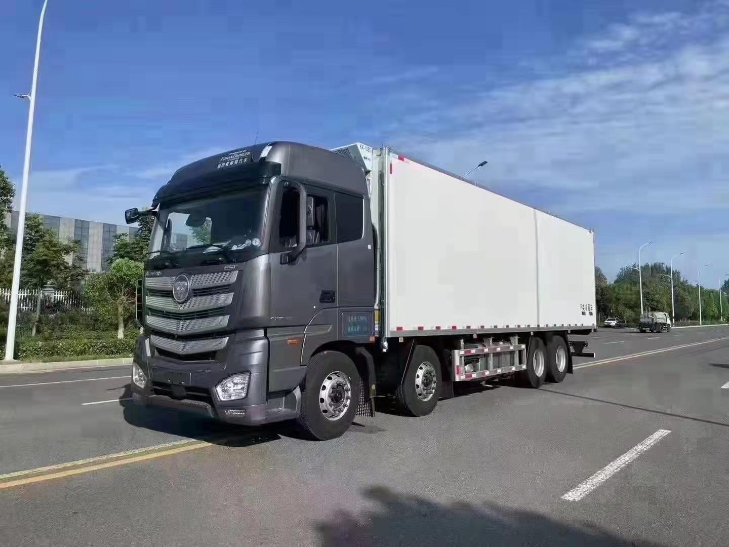 國(guó)六福田歐曼前四后八9.4米冷藏車